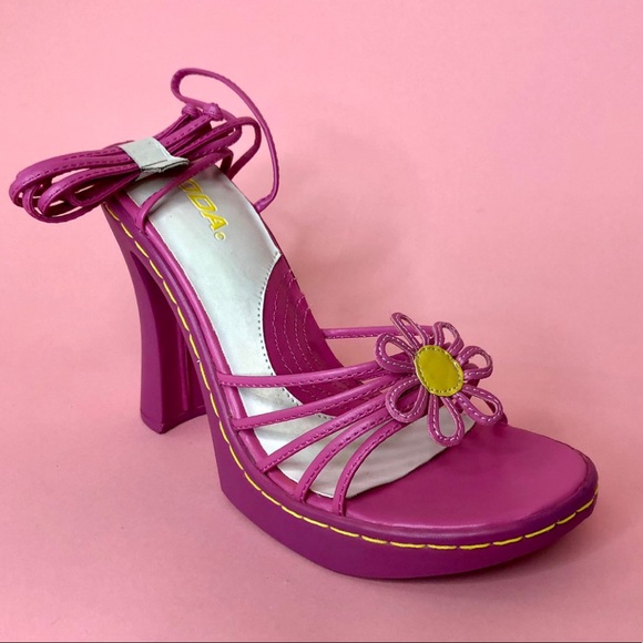 HUGE ISO! SODA fuchsia flower heel!! - Picture 4 of 4